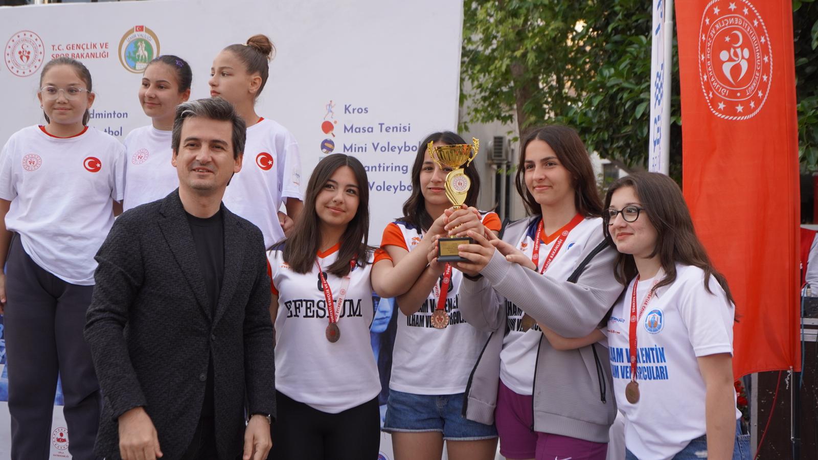 Çeşme’de 17. Yarımada Spor Oyunları’nda  ödüller sahiplerini buldu